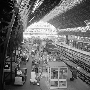 883104 Afbeelding van drukte op het eerste perron van het N.S.-station Amsterdam C.S. te Amsterdam.
